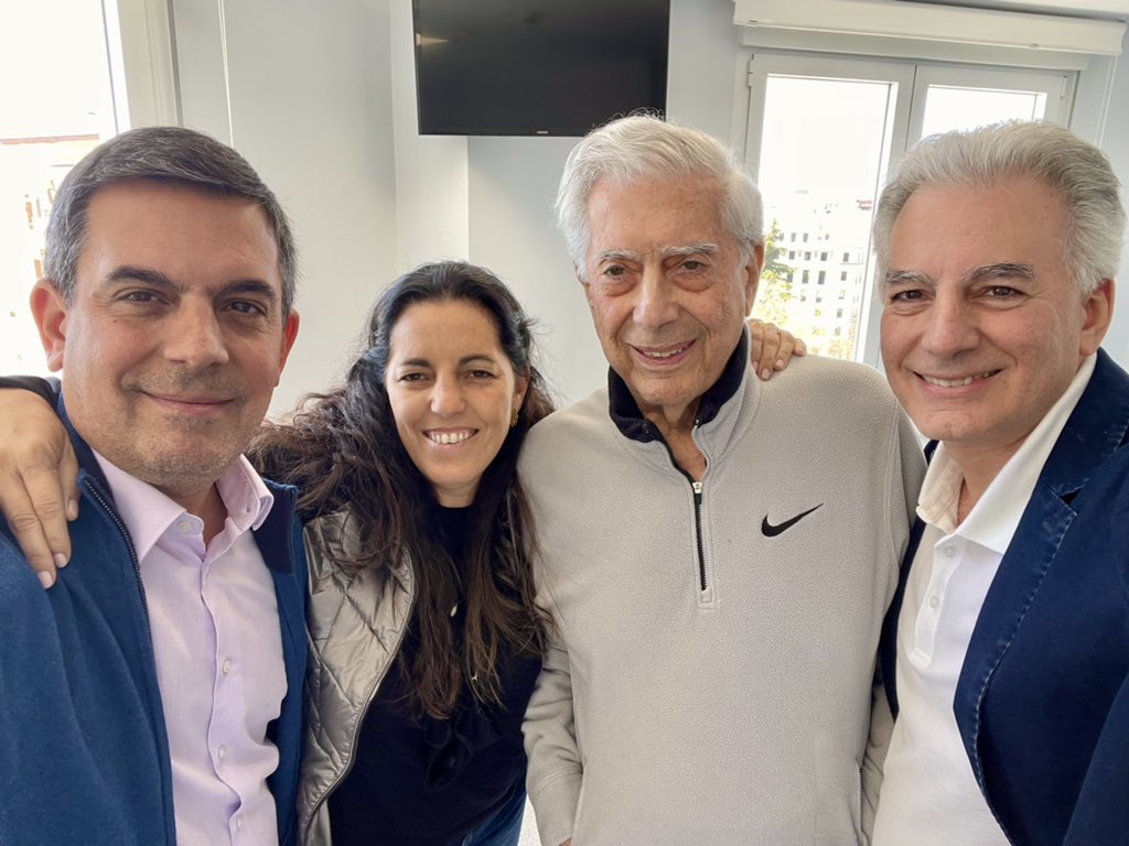 Mario Vargas Llosa salió del hospital tras superar la covid-19