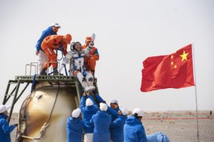 Misión espacial más larga de China llegó a salvo a la Tierra