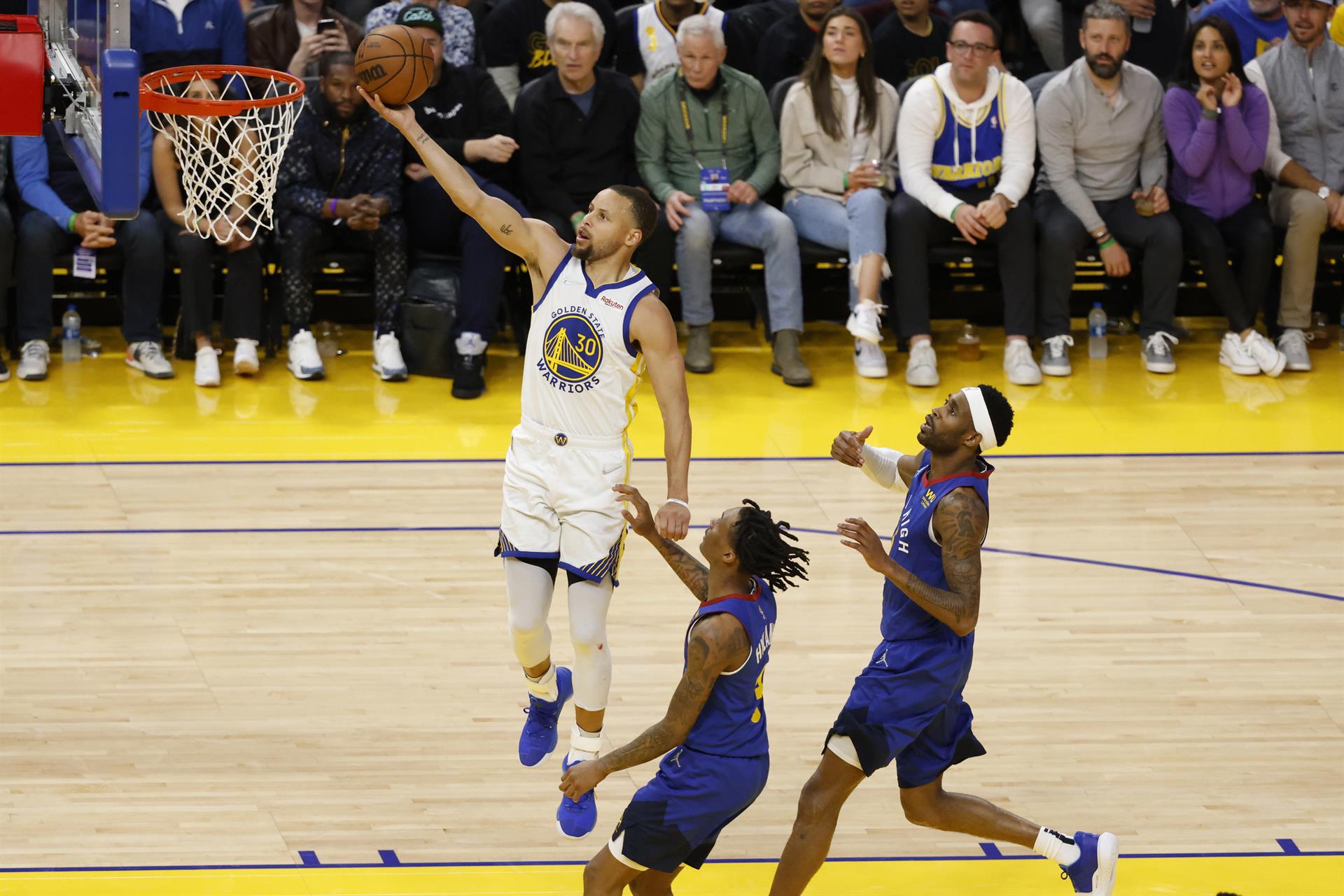 Warriors saca ventaja 2-0 a Nuggets gracias a un Curry imparable