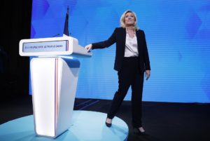 París (Francia), 10/04/2022.La candidata a las elecciones presidenciales de 2022 por el partido de extrema derecha Rassemblement National (RN), Marine Le Pen, reacciona tras los resultados de la primera vuelta de las elecciones presidenciales francesas en París (Francia), el 10 de abril de 2022.Según los primeros sondeos a pie de urna, la candidata del partido de extrema derecha Rassemblement National (RN), Marine Le Pen, obtuvo alrededor del 24 por ciento de los votos y se enfrentará al presidente francés Macron en la segunda vuelta del 24 de abril de 2022. (Elecciones, Francia) EFE/EPA/IAN LANGSDON