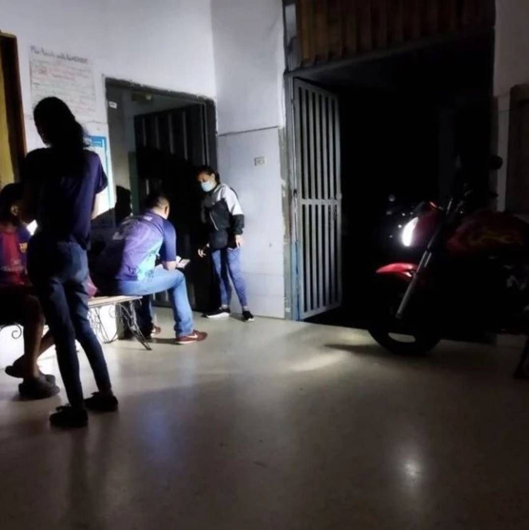 Hospital de Mérida trabajó toda la noche gracias a luces de vehículos