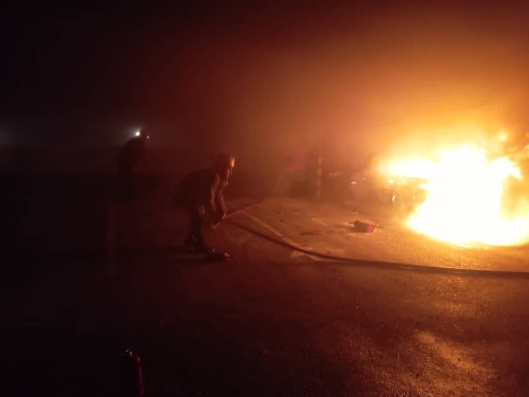 Bomberos controlaron el incendio de un vehículo en Maracaibo