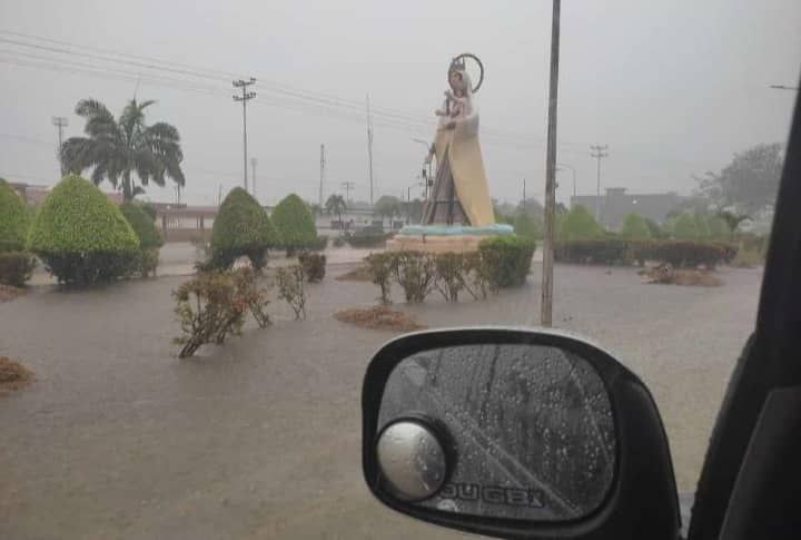Higuerote se encuentra bajo el agua por las fuertes lluvias