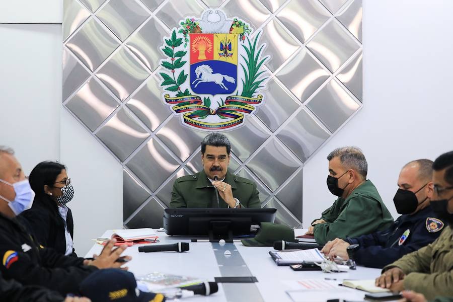 Nicolás Maduro en compañía de su equipo de trabajo. Foto: Twitter Prensa Presidencial.