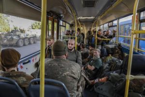 Casi 1.000 combatientes ucranianos dejaron la acería de Azovstal