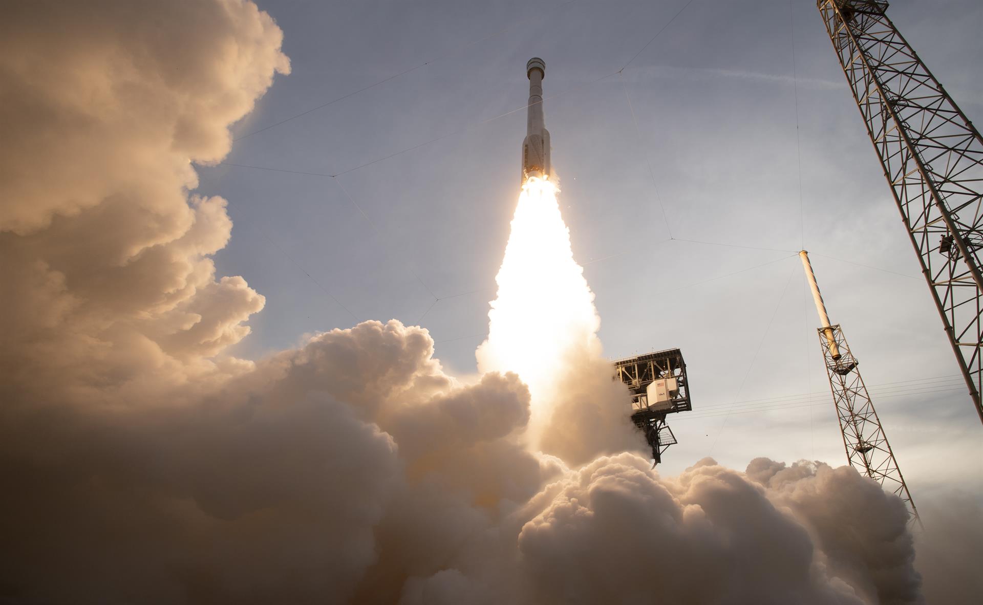 Cabo Cañaveral (Estados Unidos), 19/05/2022.- Una imagen proporcionada por la Administración Nacional de Aeronáutica y del Espacio (NASA) muestra un cohete United Launch Alliance Atlas V con la nave espacial CST-100 Starliner de Boeing a bordo de lanzamientos desde el espacio Complejo de lanzamiento 41, en la Estación de la Fuerza Espacial de Cabo Cañaveral en Cabo Cañaveral, Florida, EE. parte del Programa de Tripulación Comercial de la NASA. OFT-2 lanzado a las 6:54 p.m. ET, y servirá como una prueba de extremo a extremo de las capacidades del sistema. (Estados Unidos) EFE/EPA/Joel Kowsky / FOLLETO CRÉDITO OBLIGATORIO: (NASA/Joel Kowsky) FOLLETO SOLO USO EDITORIAL/NO VENTAS