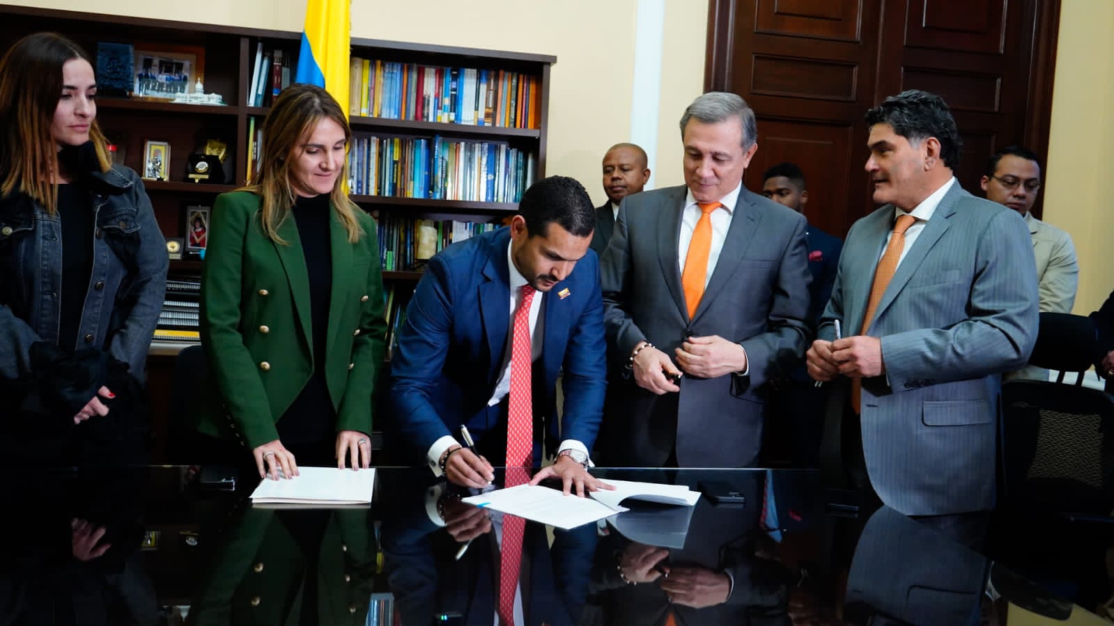 Gobierno colombiano ratifica ley para nacionalizar a menores venezolanos. Foto: Min. Interior