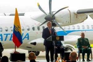 BTA200. BOGOTÁ (COLOMBIA), 14/05/2022.- Fotografía cedida hoy por la Presidencia de Colombia que muestra al mandatario Iván Duque durante la celebración del 60 aniversario de la aerolínea estatal Satena, en Bogotá (Colombia). La aerolínea colombiana Servicio Aéreo de los Territorios Nacionales (Satena) incorporará a su flota dos aviones ATR 72, anunció el Gobierno. EFE/ Presidencia de Colombia /SOLO USO EDITORIAL /SOLO DISPONIBLE PARA ILUSTRAR LA NOTICIA QUE ACOMPAÑA (CRÉDITO OBLIGATORIO)