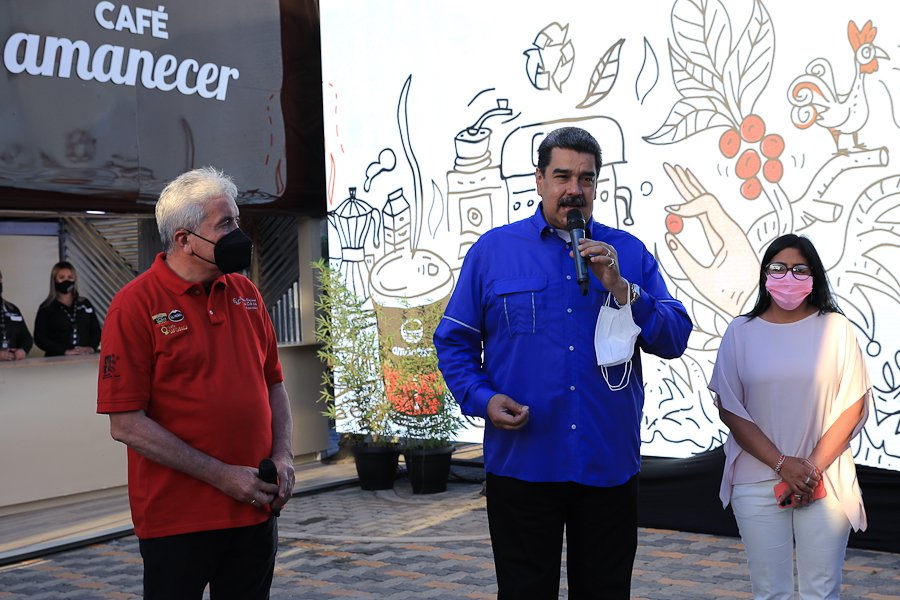Nicolás Maduro en compañía de su equipo de trabajo. Foto: Twitter Prensa presidencial.