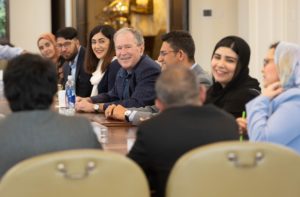 El expresidente de Estados Unidos, George W. Bush, durante una reunión en el Presidential Center con su mismo nombre. Foto: Twitter George W. Bush Presidential Center.