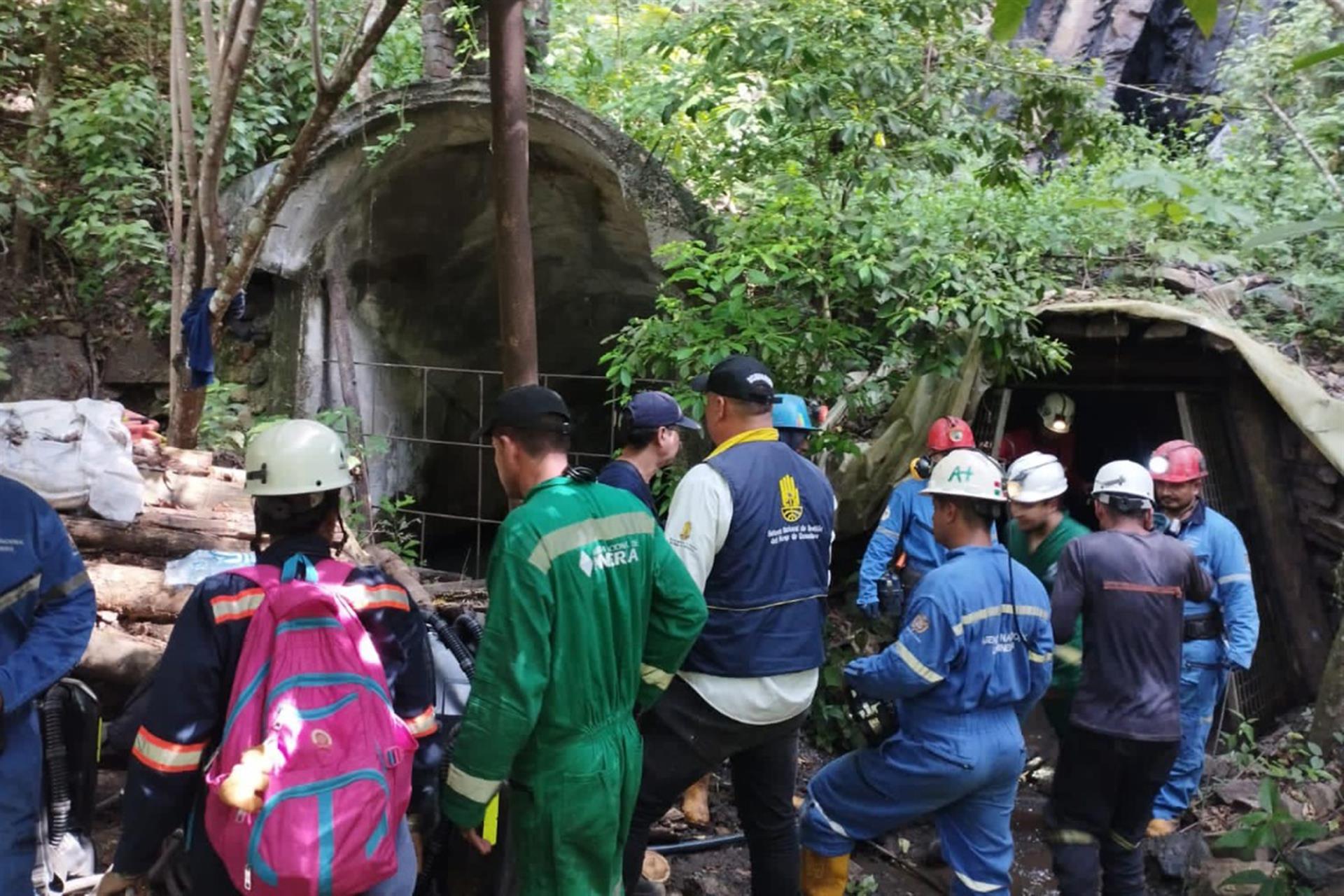 AME3866. EL ZULIA (COLOMBIA), 31/05/2022.- Fotografía cedida hoy por la Agencia Nacional de Minería de Colombia que muestra la operación de búsqueda que realizan organismos de rescate en una mina de carbón en El Zulia, Norte de Santander (Colombia). El minero que fue rescatado de una mina de carbón en El Zulia, en el noreste de Colombia, donde el lunes se produjo una explosión que dejó otros 14 obreros atrapados, murió este martes debido a la gravedad de las quemaduras sufridas, informaron fuentes oficiales. EFE/ Agencia Nacional de Minería de Colombia /SOLO USO EDITORIAL SOLO DISPONIBLE PARA ILUSTRAR LA NOTICIA QUE ACOMPAÑA (CRÉDITO OBLIGATORIO) MÁXIMA CALIDAD DISPONIBLE