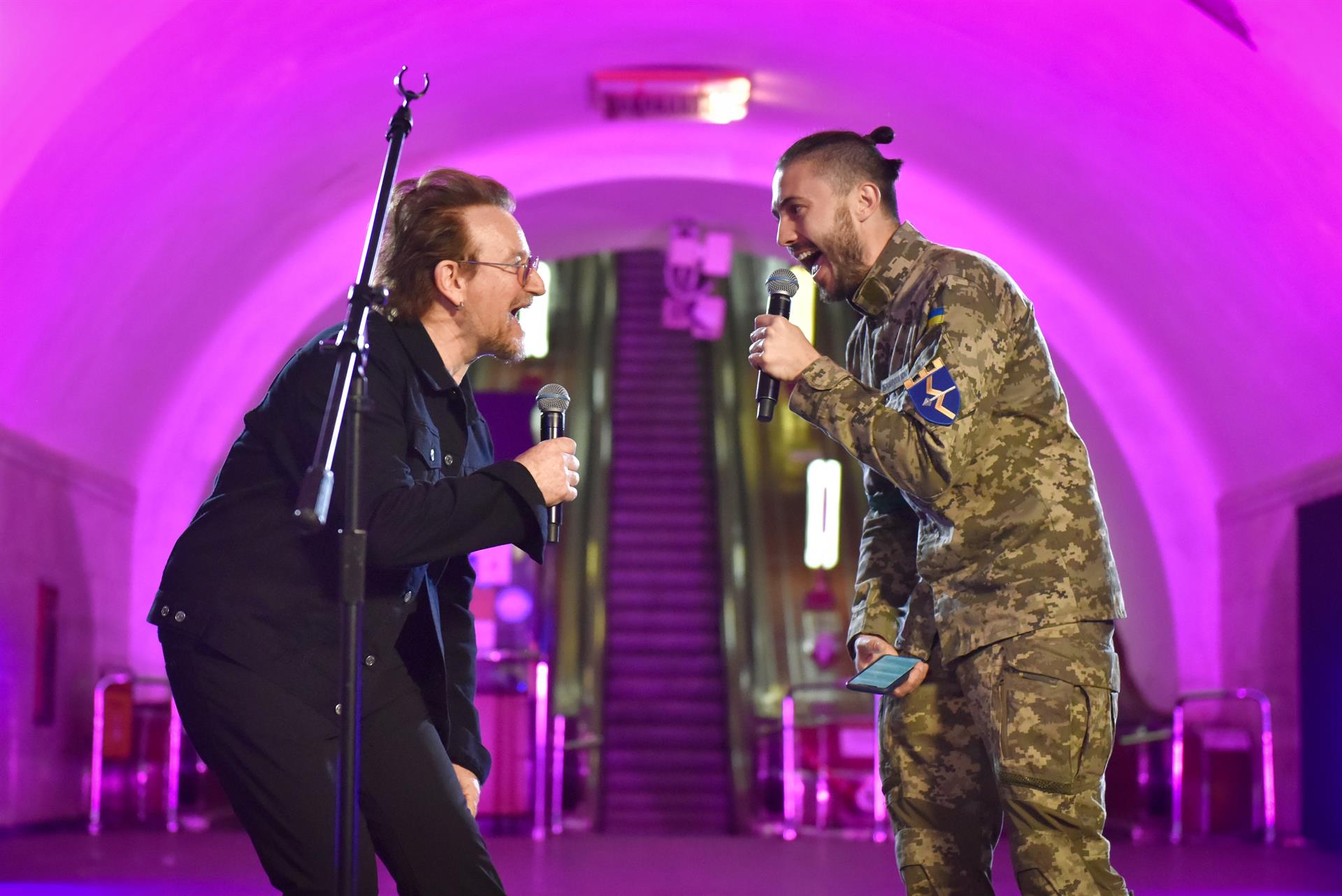 Bono canta junto a un soldado ucraniano. Foto: EFE/EPA/OLEG PETRASYUK