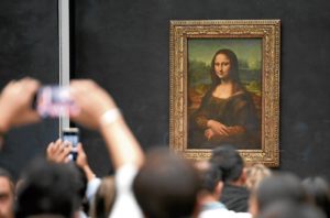 Un hombre lanzó un pedazo de pastel a la ‘Mona Lisa’ en el Louvre