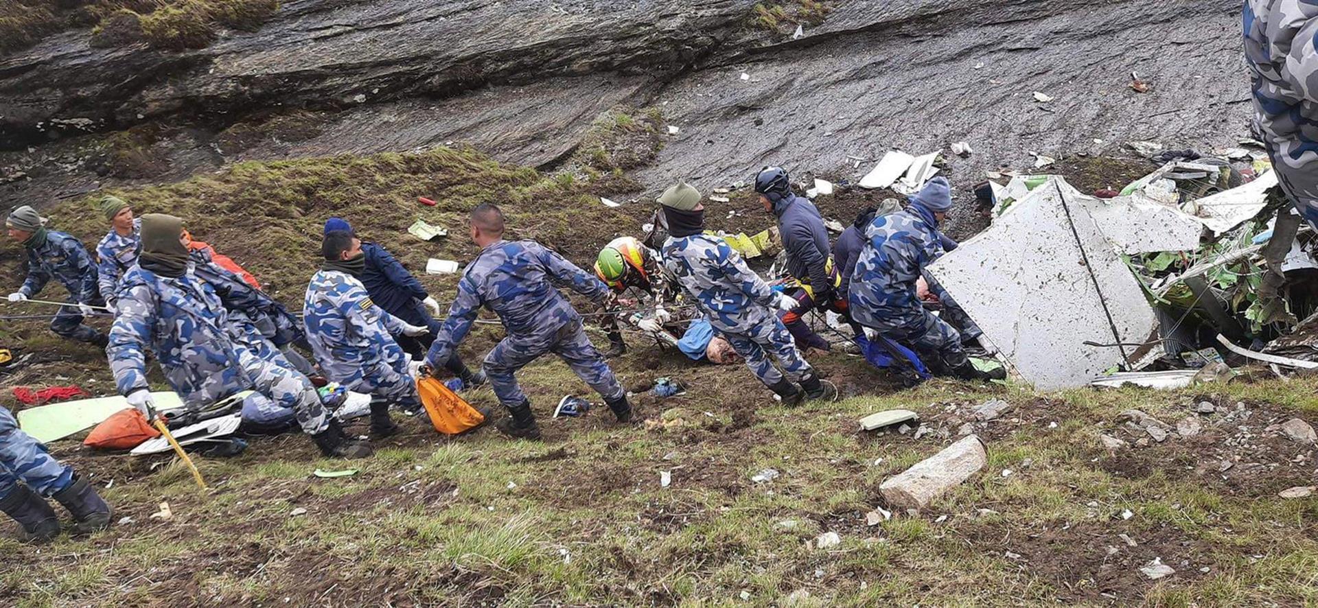 Hallan 14 cadáveres entre los restos del avión estrellado en Nepal