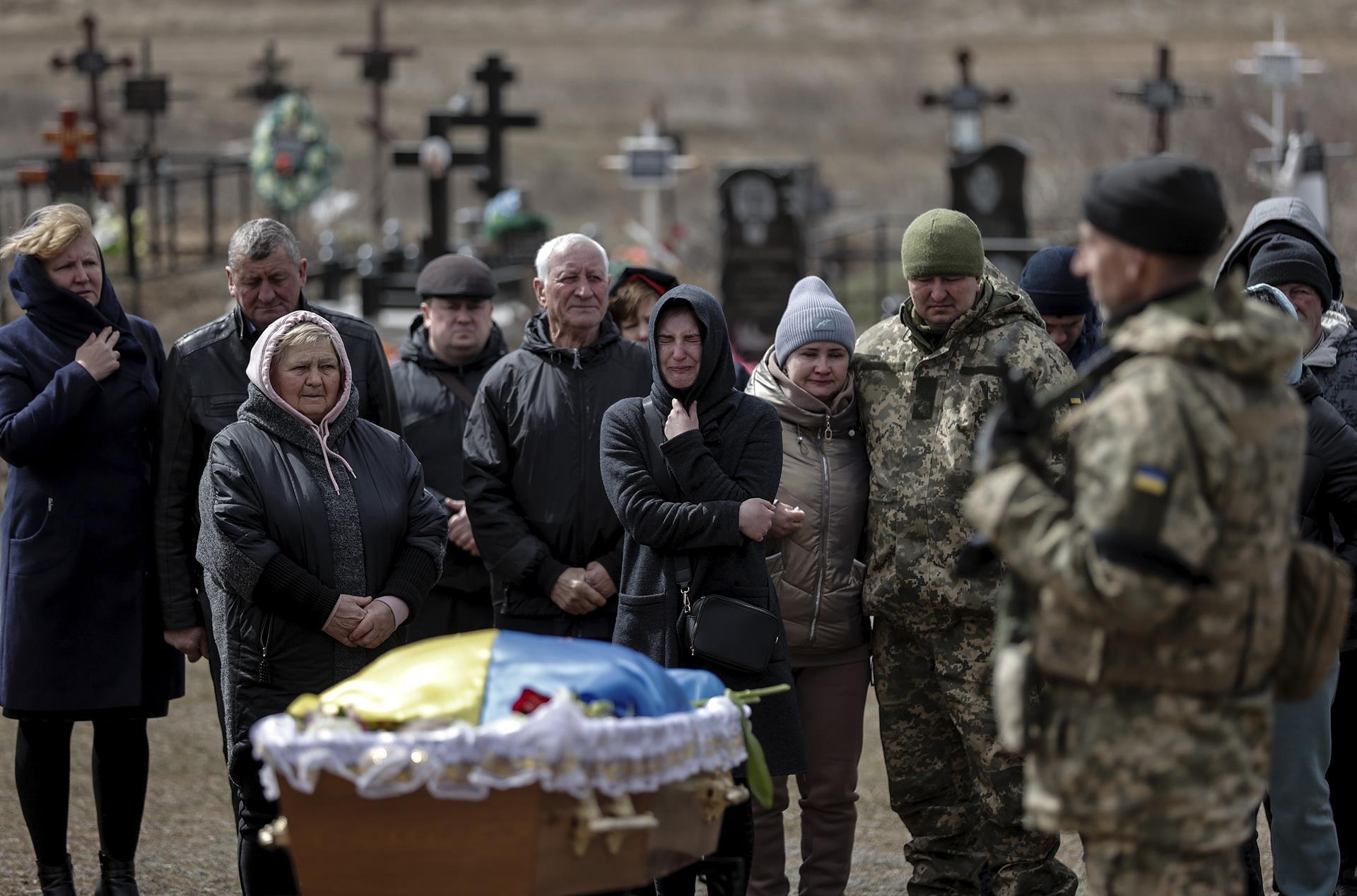Niños Familiares dan último adiós a un soldado en Ucrania. Foto: EFE
