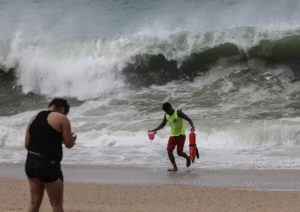 Blas se intensifica a huracán de categoría 1 en su paso por el Pacífico