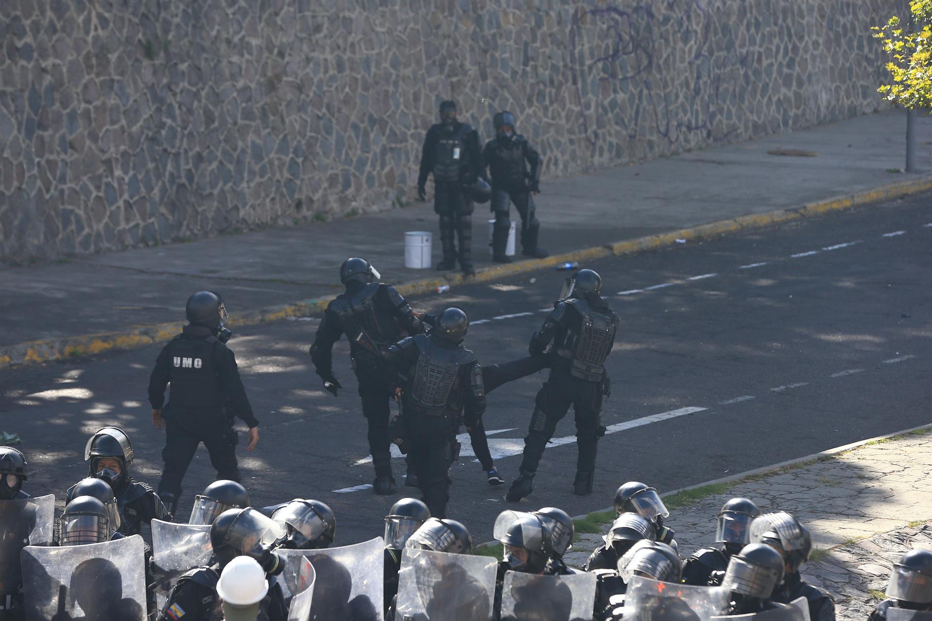 QUITO (ECUADOR), 23/06/2022.- Policías detienen a un manifestante hoy, en Quito (Ecuador). EFE/ José Jácome