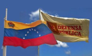 Bandera de Venezuela y la Defensoría Pública. Foto: Twitter Defensoría Pública.