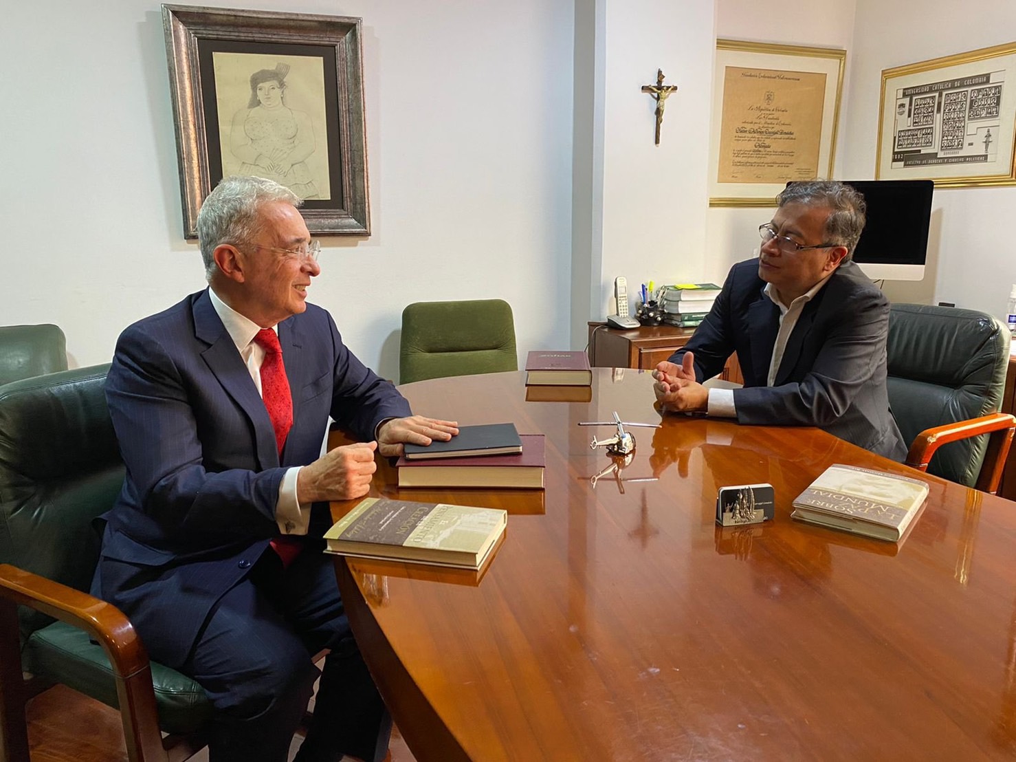 Presidente electo de Colombia, Gustavo Petro, reunido con el exmandatario de ese país, Álvaro Uribe. Foto: Twitter Gustavo Petro Urrego.