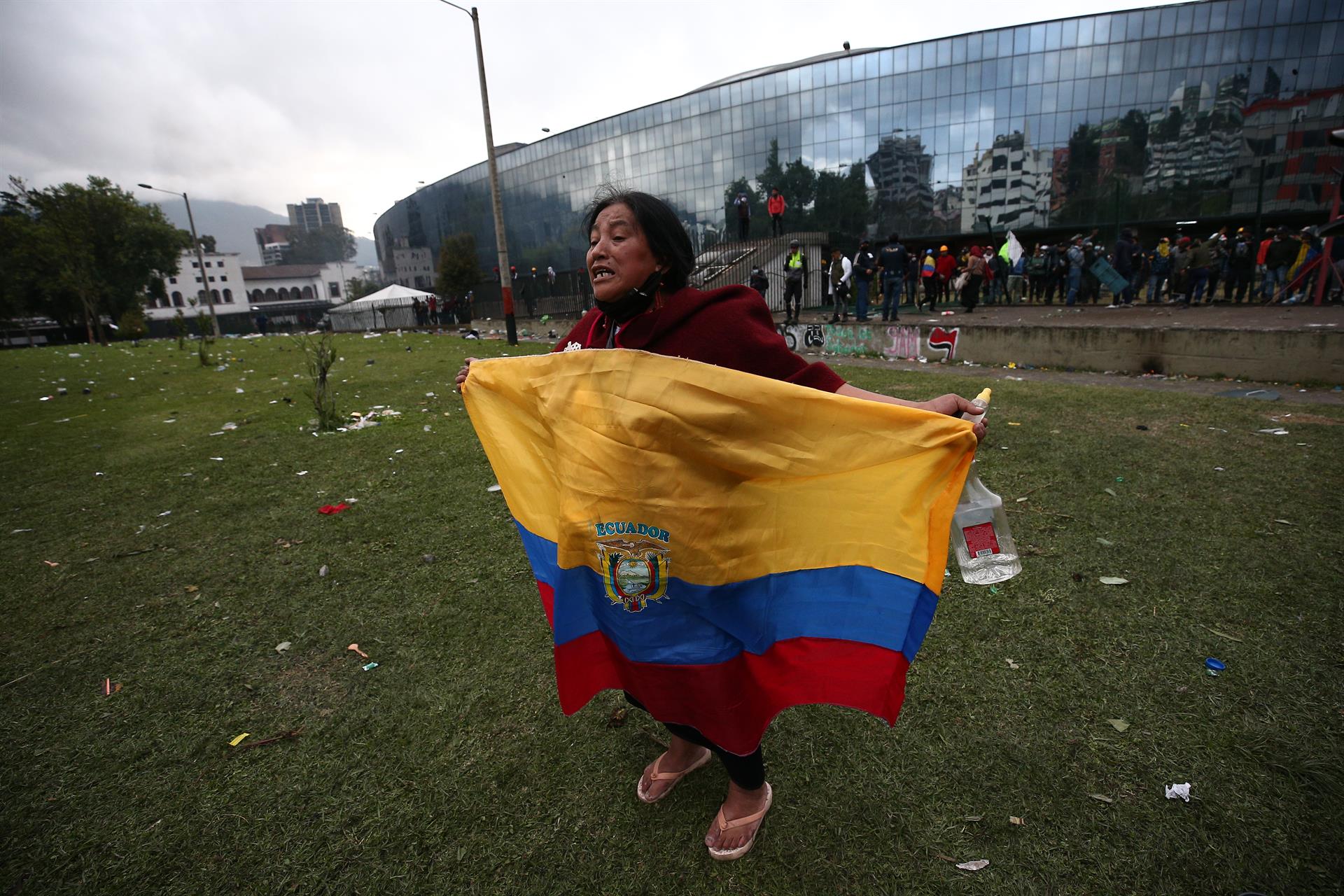 QUITO (ECUADOR), 24/06/2022.- Una mujer indígena ondea hoy una bandera ecuatoriana mientras se manifiesta contra el Gobierno de Guillermo Lasso, en Quito (Ecuador). EFE/ José Jácome.
