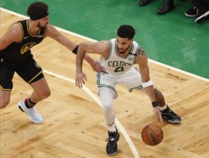 Boston Celtics se llevó el tercer juego de la final de NBA