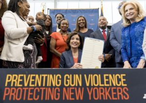 Nueva York prohibió la venta de armas de asalto a menores de 21 años