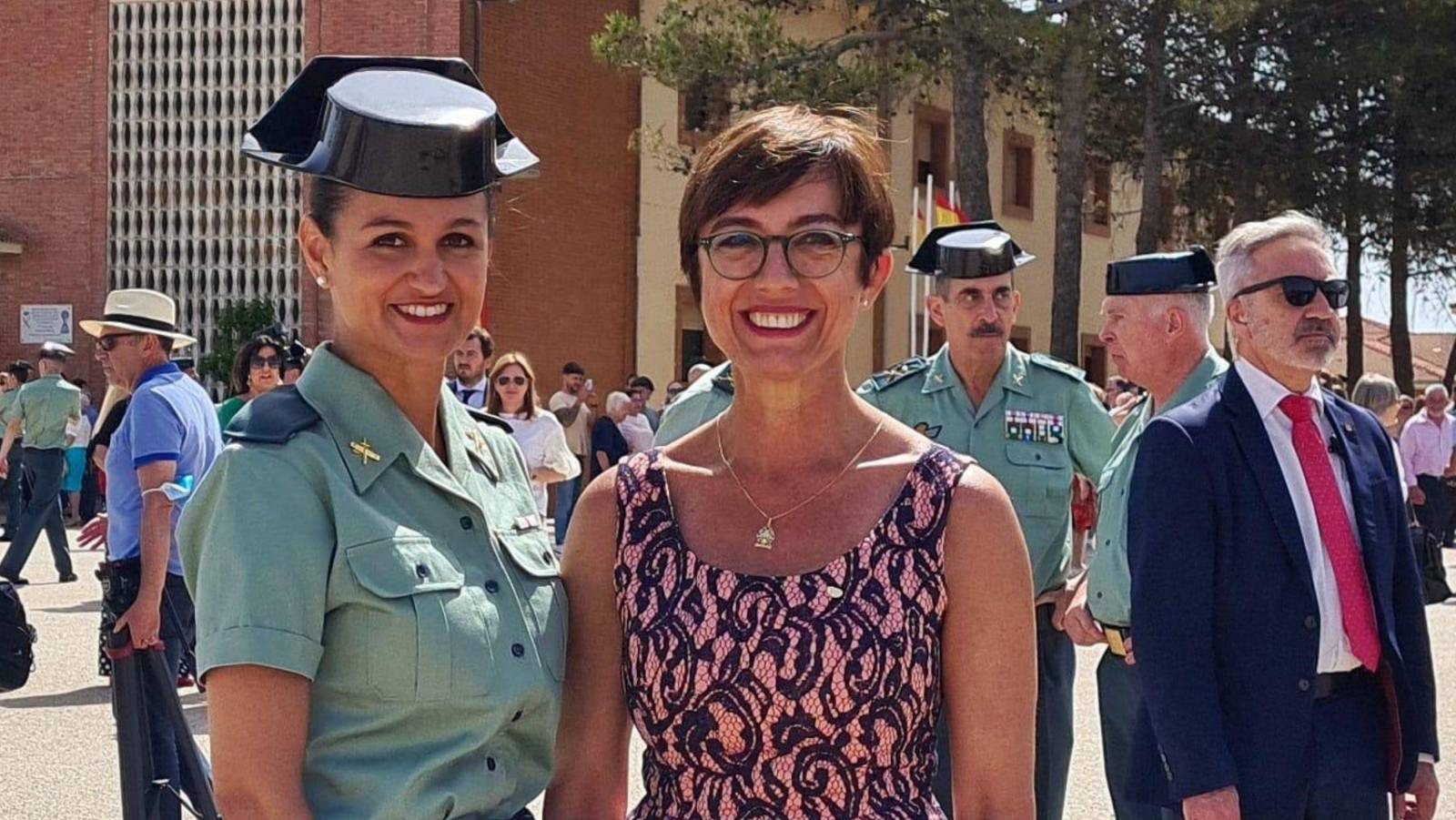 La graduando Mayte Éboli Vázquez Medina junto con la directora general de la Guardia Civil Española, María Gámez Gámez. Foto: Twitter Guardia Civil Española.