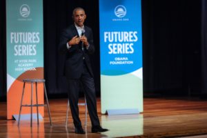 El expresidente de EE. UU., Barack Obama, durante un evento en el Hyde Park Academy en Chicago. Foto: Twitter Barack Obama.