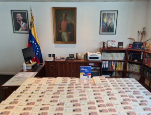 Valija de pasaportes y prórrogas en el Consulado General de Venezuela en Frankfurt, Alemania. Foto: Twitter Saime.
