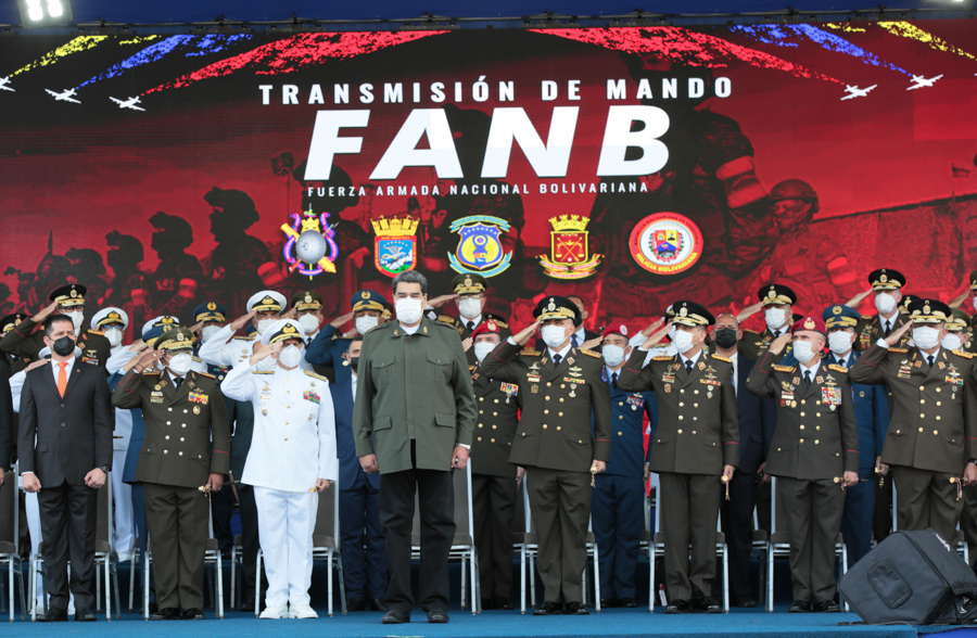 Nicolás Maduro en compañía de la cúpula militar durante la transmisión de mando de la Armada y la Aviación. Foto: Twitter Prensa Presidencial.