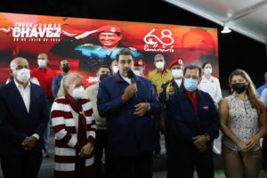 Nicolás Maduro en compañía de Cilia Flores, Jorge Rodríguez, Adán Chávez y Rosinés Chávez Rodríguez durante el acto conmemorativo por los 68 años del nacimiento del expresidente Hugo Chávez. Foto: Twitter Prensa Presidencial.