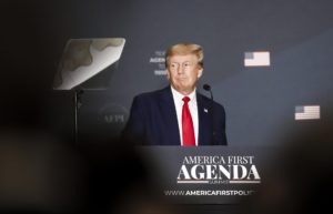Washington (Usa), 26/07/2022.- Former US President Donald J. Trump delivers remarks during the America First Policy Institute'Äôs America First Agenda Summit in Washington, DC, USA, 26 July 2022. The speech is former President Trump'Äôs first appearance in Washington since leaving office. (Estados Unidos) EFE/EPA/SHAWN THEW