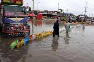 Sukkur (Pakistán), 26/08/2022.- Afectados por las inundaciones provocadas por las fuertes lluvias esperan ayuda en la provincia de Sukkur Sindh, Pakistán, 26 de agosto de 2022. (Inundaciones) EFE/EPA/WAQAR HUSSAIN
