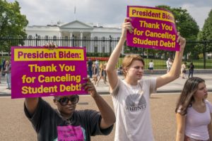 Estudiantes frente a la Casa Blanca. Foto EFE