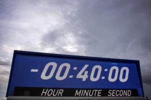 Titusville (Estados Unidos), 29/08/2022.- El reloj de la cuenta atrás del cohete SLS con una cápsula Orión, que forma parte de la misión Artemis 1, está detenido en T-40 minutos en la plataforma 39B del Centro Espacial Kennedy en Merrit Island Florida, Estados Unidos, 29 de agosto de 2022. EFE/EPA/CRISTOBAL HERRERA-ULASHKEVICH