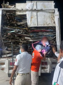 Migrantes hallados en un camión al este de México. Foto @INAMI_mx