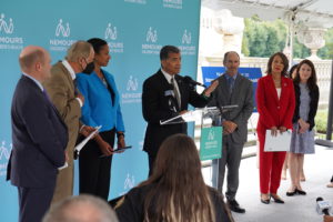 El Secretario de Salud y Servicios Humanos de EE. UU, Xavier Becerra, y otros en el podio, el fondo dice "Nemours Children's Health". Foto: Twitter Xavier Becerra (@SecBecerra).