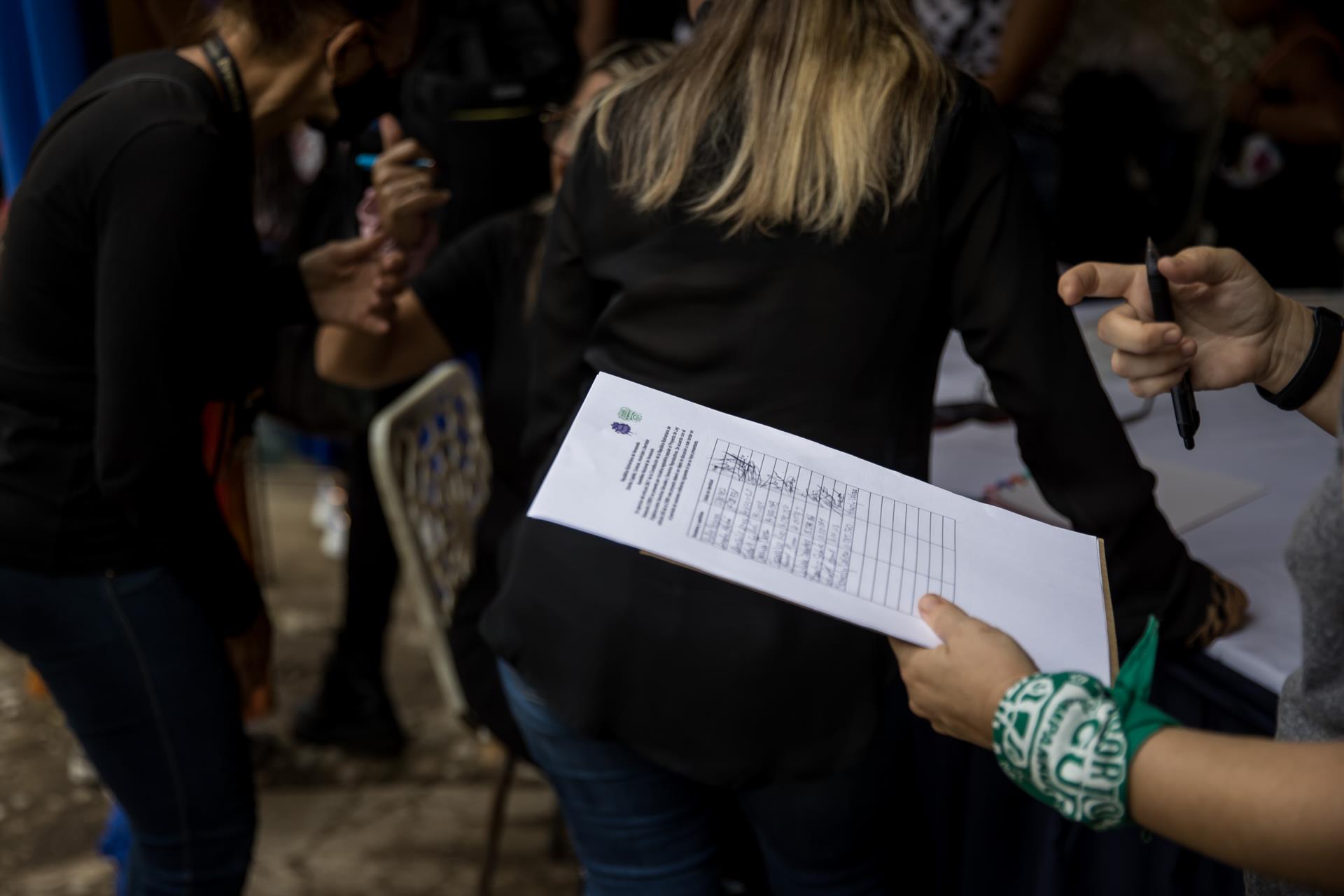 AME5962. CARACAS (VENEZUELA), 09/09/2022.- Unas 25 ONG venezolanas, agrupadas en la plataforma Ruta Verde, intensifican su lucha por legalizar el aborto con la recogida contrarreloj de 21.000 firmas que deben adjuntar al proyecto de ley sobre derechos sexuales y reproductivos que llevarán al Parlamento, que deberá debatir si avanza hasta convertirse en normativa. EFE/ Miguel Gutiérrez