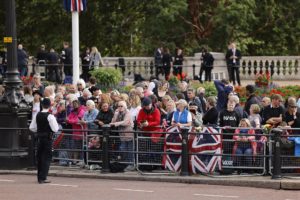 Personas esperando para la capilla ardiente de la reina Isabel II. Foto EFE