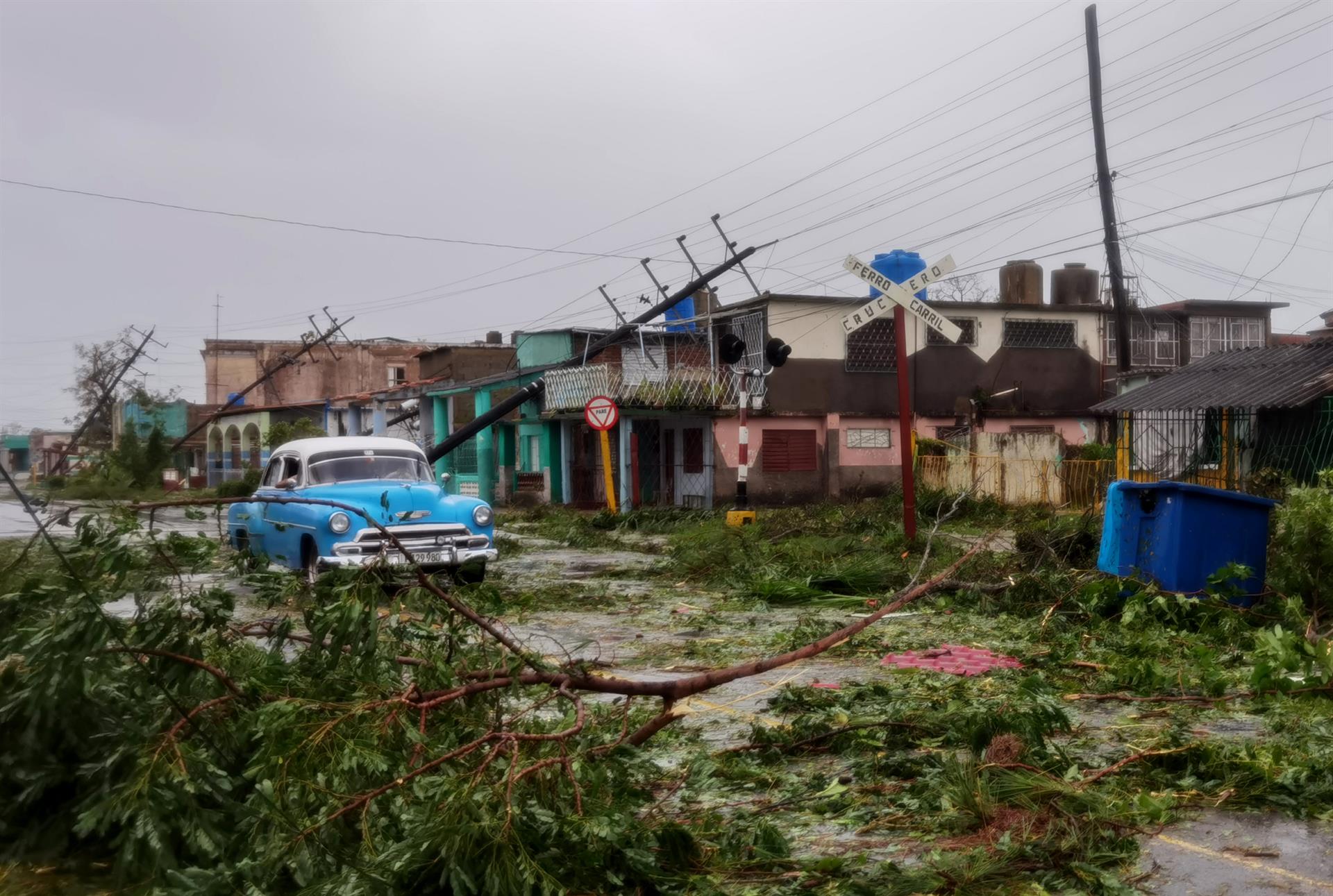 PINAR DEL RÍO (CUBA), 27/09/2022.- Un automóvil transita entre los escombros dejados por el paso del huracán Ian, hoy, en Pinar del Río (Cuba). El huracán Ian, con categoría tres (sobre cinco) en la escala Saffir-Simpson, ocasionó este martes cuantiosos daños materiales en el occidente de Cuba, con intensas lluvias y fuertes vientos, a su paso rumbo norte hacia a la Florida (EE.UU.). EFE/ Yander Zamora.