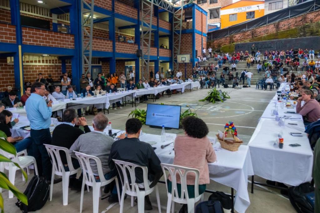 El presidente de Colombia, Gustavo Petro, durante un encuentro en el municipio de Ituango, departamento de Antioquia. Foto: Twitter Gustavo Petro.