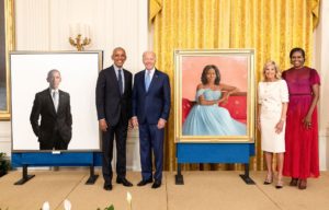 Barack Obama junto al presidente Joe Biden y su retrato oficial de la Casa Blanca realizado por Robert McCurdy. La primera dama, Jill Biden, junto a su predecesora, Michelle Obama, y su retrato oficial, por Sharon Sprung. Foto: Twitter Barack Obama.