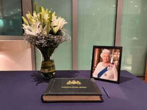Libro de condolencias por el fallecimiento de la reina Isabel II. Foto:Twitter embajada de Reino Unido en Caracas. (@UKinVenezuela).