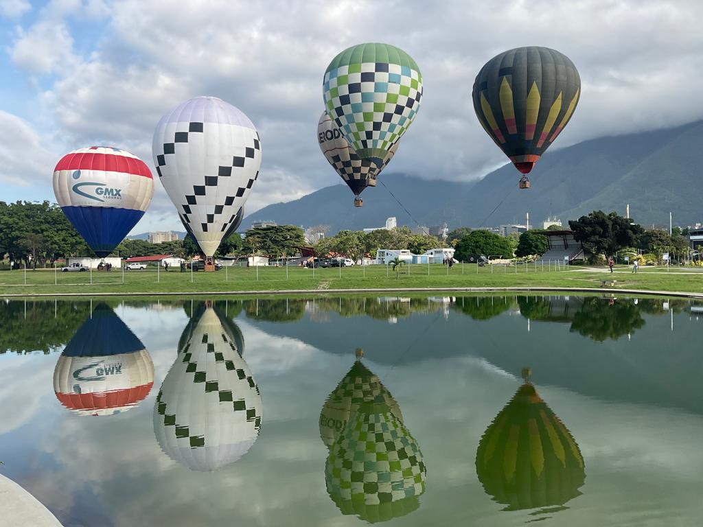Segundo ensayo de globos aerostáticos en el Parque La Carlota. Foto: Twitter Ramón Velásquez Araguayán (@rvaraguayan).