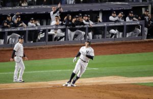 FOTO REFERENCIAL - Bronx (Estados Unidos), 30/09/2022.- El jardinero derecho de los Yankees de Nueva York, Aaron Judge (C), pisa la primera base después de batear un sencillo al jardín central poco profundo en un lanzamiento del lanzador inicial de los Orioles de Baltimore. EFE/EPA/JASON SZENES