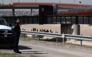 FOTO REFERENCIAL - CIUDAD JUÁREZ (MÉXICO), 16/10/2022.- Personas migrantes de origen venezolano cruzan el Río Bravo, para entregarse a la patrulla fronteriza, el 15 de octubre de 2022, en Ciudad Juárez, Chihuahua (México). EFE/ Luis Torres.