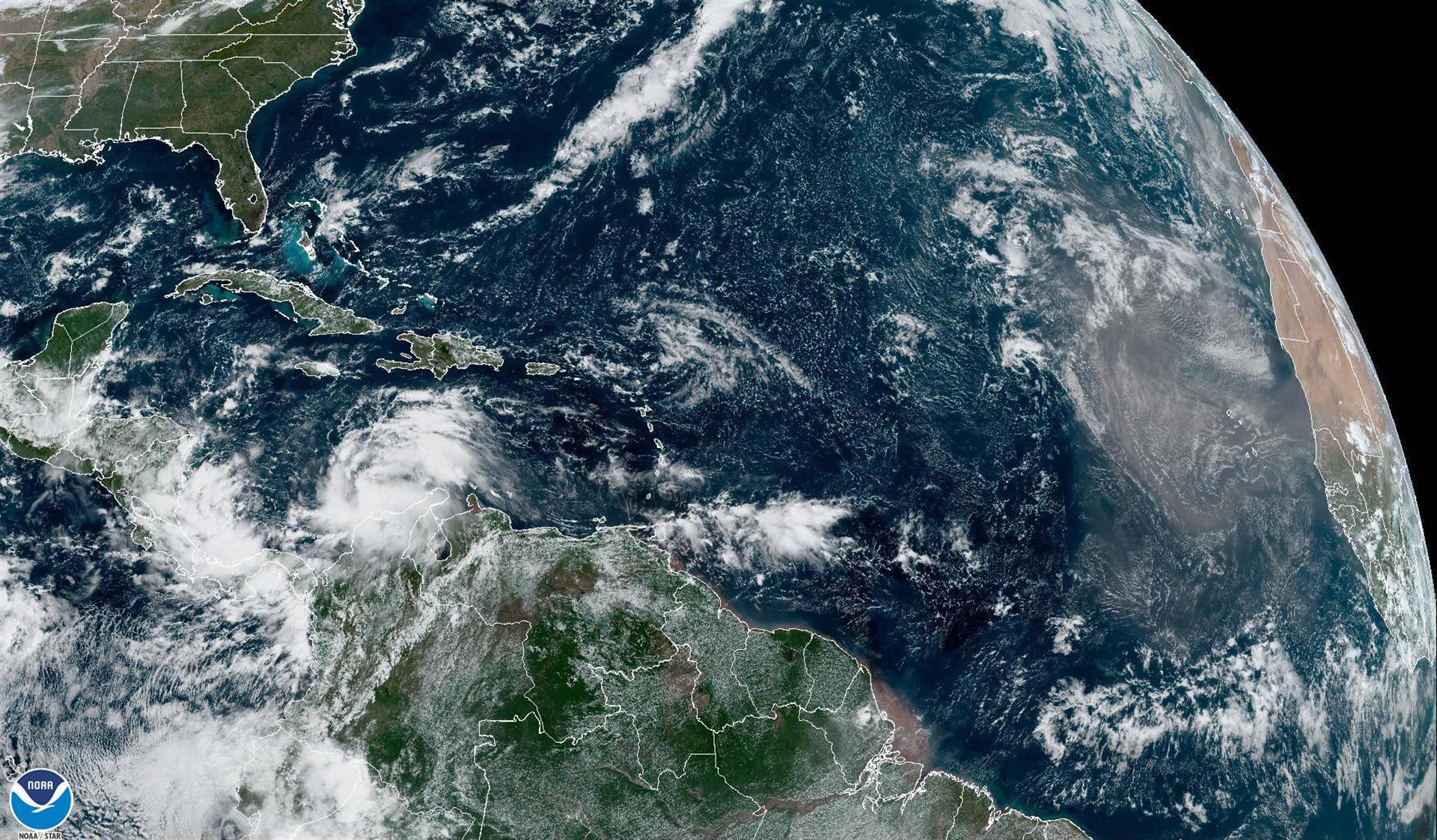 USA955. MIAMI (FL, EEUU), 07/10/2022.- Imagen satelital cedida hoy viernes por la Oficina Nacional de Administración Oceánica y Atmosférica de Estados Unidos (NOAA) a través del Centro Nacional de Huracanes (NHC), en la que se muestra el estado del clima en el Atlántico. EFE/NOAA-NHC.