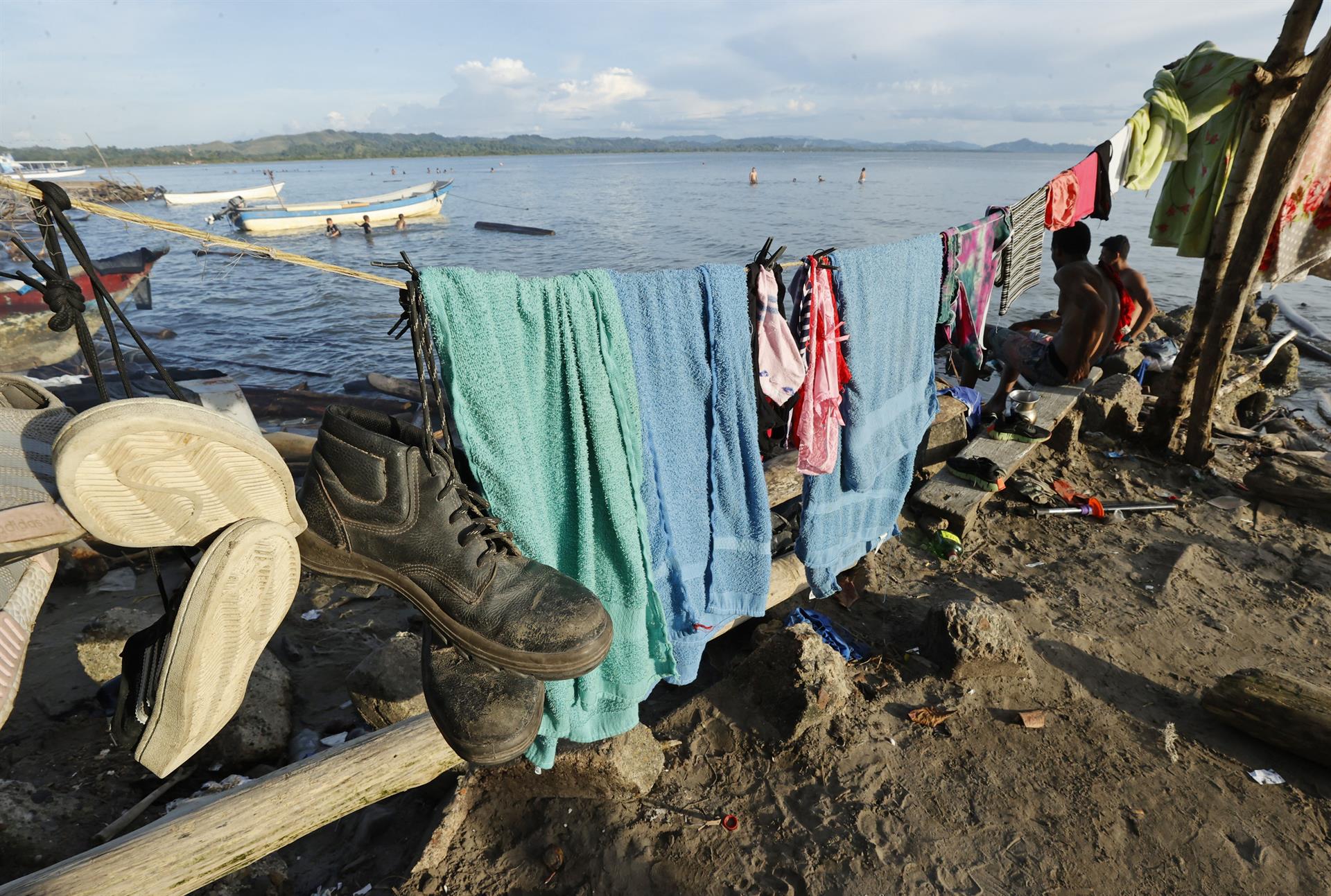 FOTO REFERENCIAL - AME2685. NECOCLÍ (COLOMBIA), 07/10/2022.- Fotografía de ropa y toallas de migrantes que esperan para abordar una lancha hacia la frontera con Panamá, el 6 de octubre de 2022, en Necocli (Colombia). EFE/ Mauricio Dueñas Castañeda