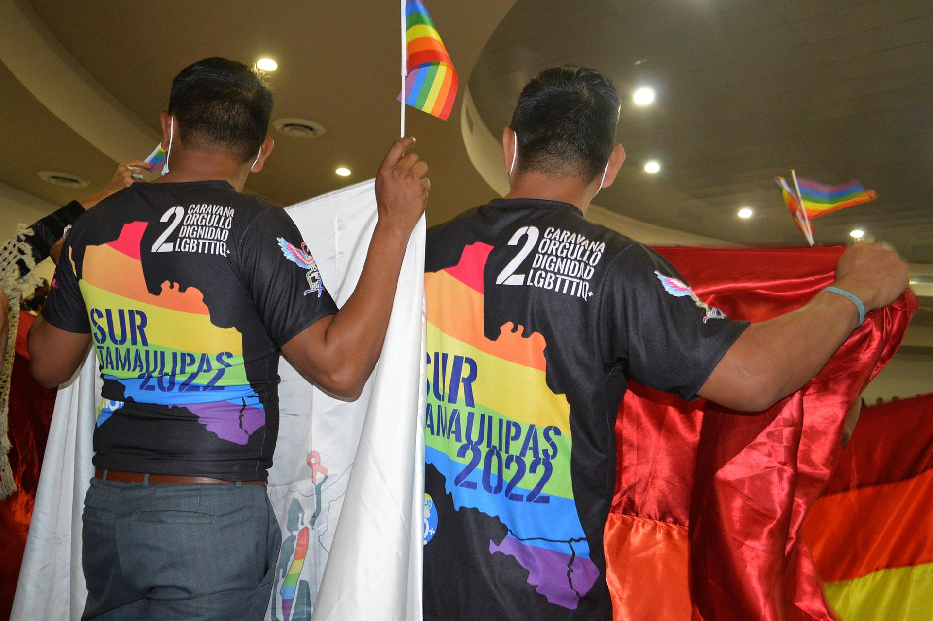 MEX8139. CIUDAD VICTORIA (MÉXICO), 26/10/2022.- Integrantes de la comunidad LGBTI se manifiestan hoy, en el congreso del estado en Ciudad Victoria, Tamaulipas (México). EFE/ José Martínez.