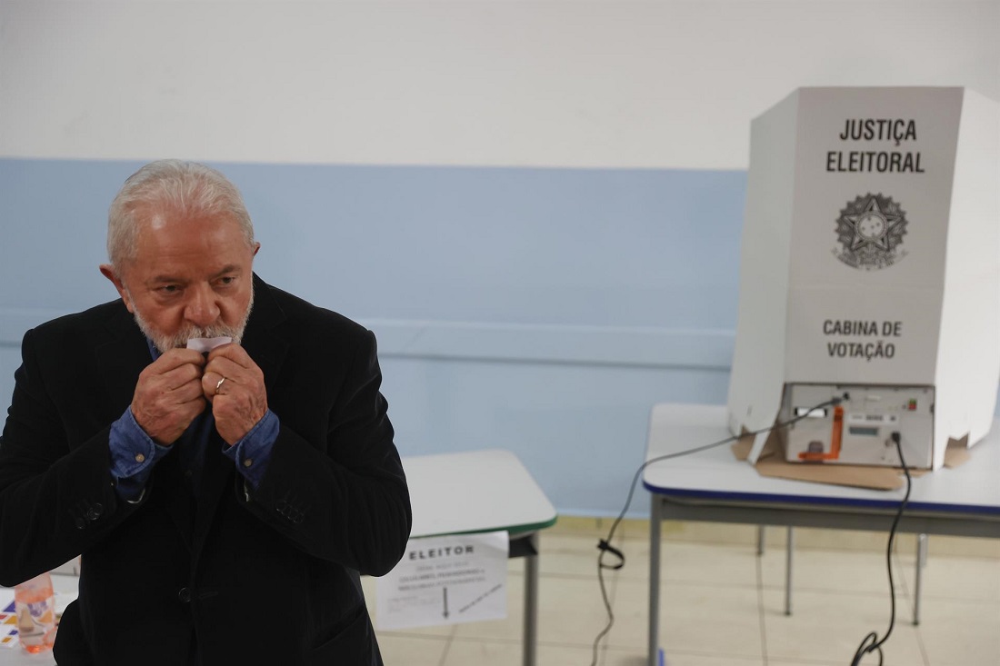 Luiz Inácio Lula da Silva, emitiendo su voto para las presidenciales de Brasil. Foto EFE